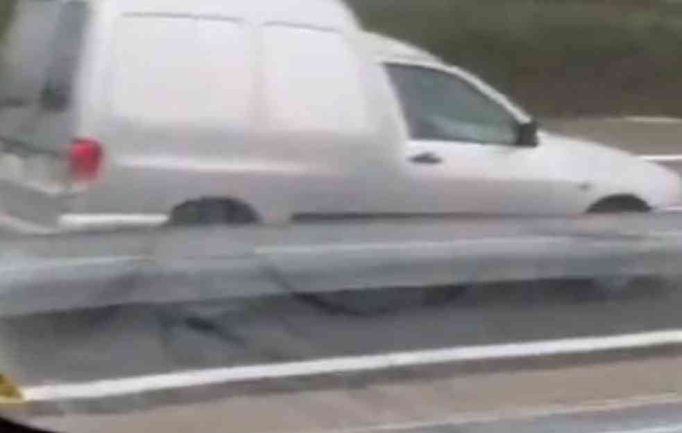 UŽAS! JOŠ JEDAN SNIMAK VOŽNJE U KONTRA SMERU NA AUTO-PUTU: Najbržom trakom autom juri ka granici (VIDEO)