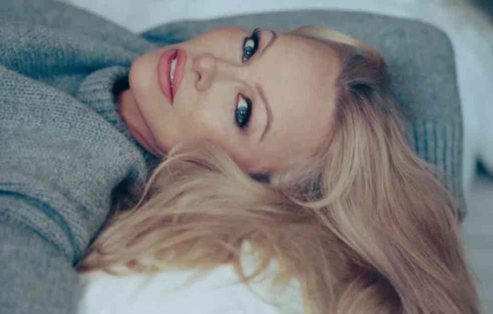 <span style='color:red;'><b>Pamela Anderson</b></span> odrekla se luksuza i izvadila silikone