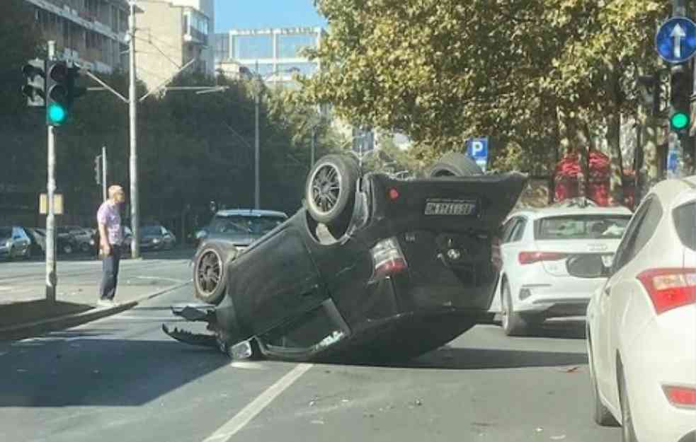 HAOS U BULEVARU KRALJA ALEKSADRA:  Automobil prevrnut na krov, delovi vozila razbacani po putu