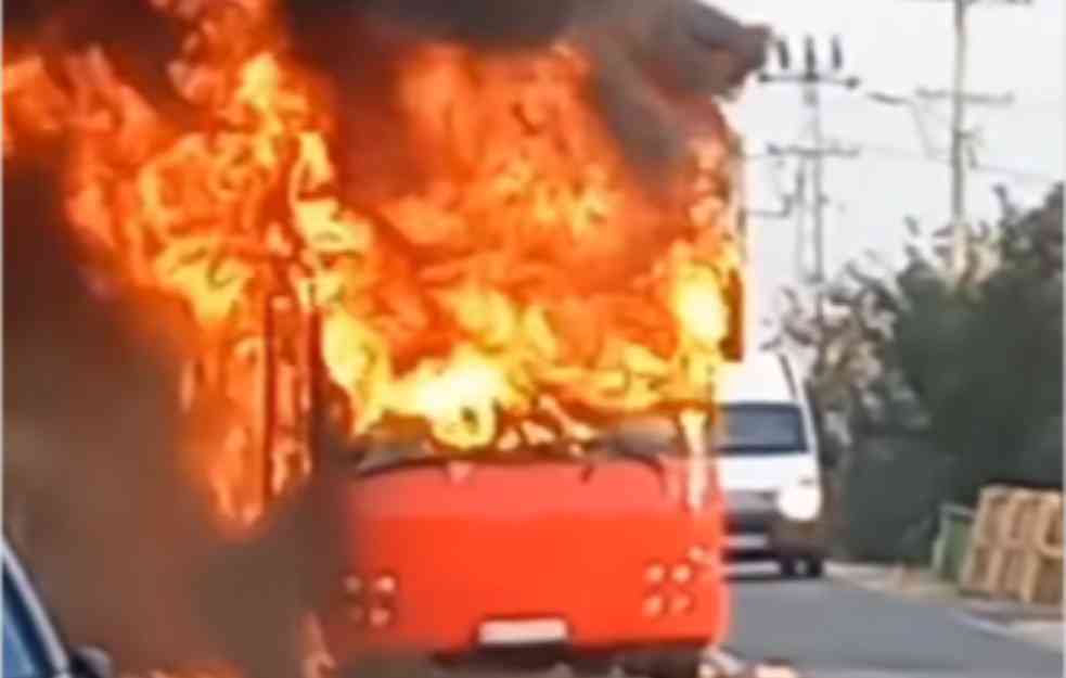 Autobus se ZAPALIO kod Stare Pazove (VIDEO)