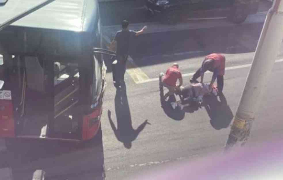 Nesreća u Zemunu: AUTOBUS UDARIO ŽENU DOK JE PRELAZILA ULICU SA PSOM (FOTO)