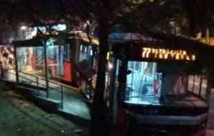 Autobus kod studentskog doma udario u znak za autobusko <span style='color:red;'><b>stajalište</b></span>  (FOTO)