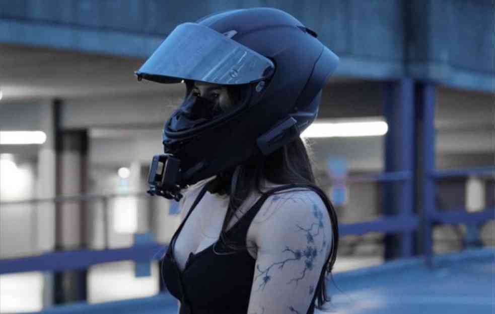 Stravičan pad devojke sa motora: UZNEMIRUJUĆI SNIMAK (VIDEO)