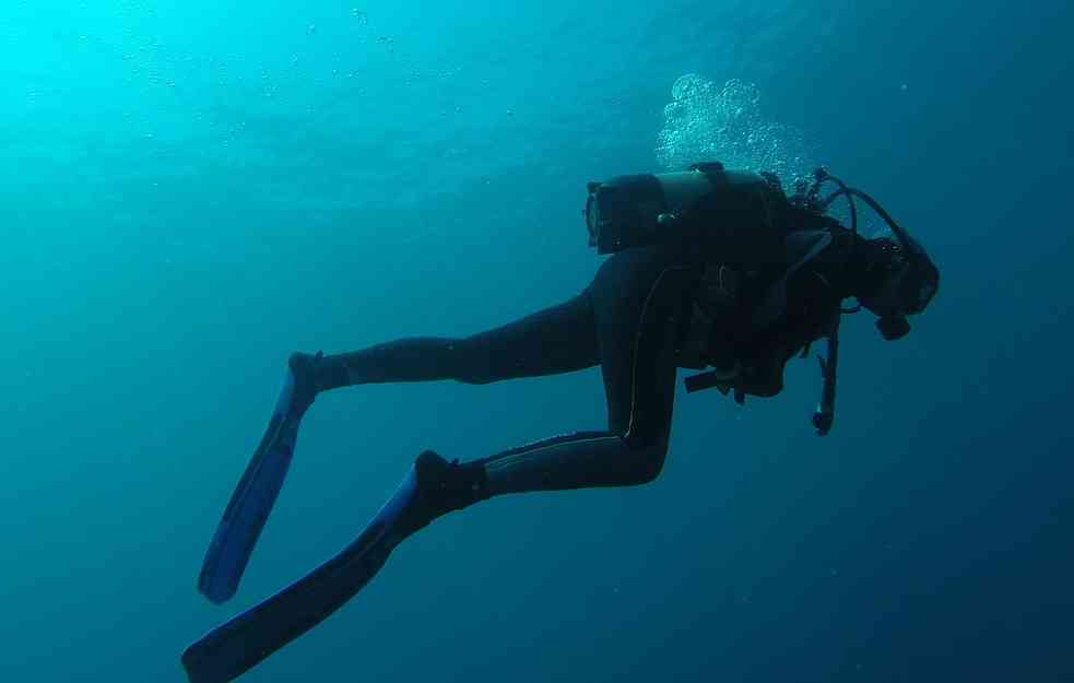 Ronili u Pacifiku i snimili misteriozno čudovište od dva i po metara sa jezivim pipcima (VIDEO)