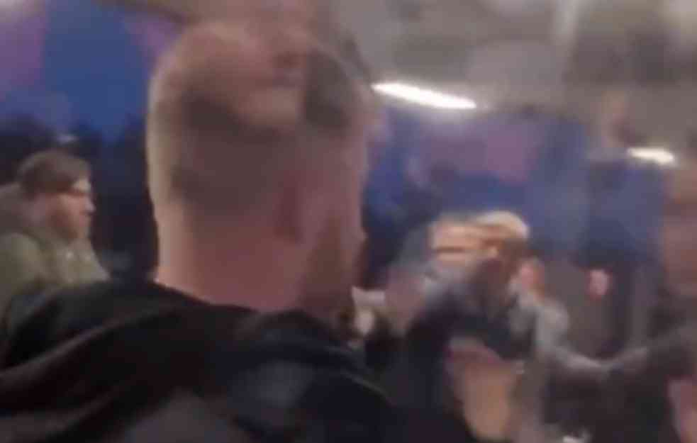 HULIGANI NAPRAVILI HAOS! Izbila tuča između navijača Ajaksa i Brajtona (VIDEO)