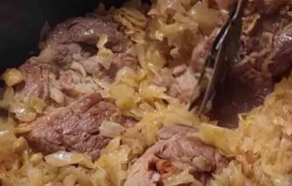 OMILJENO SRPSKO STARINSKO JELO:  Svinjskoj KOLENICI dodajte PIVO i imaćete najukusniji RUČAK