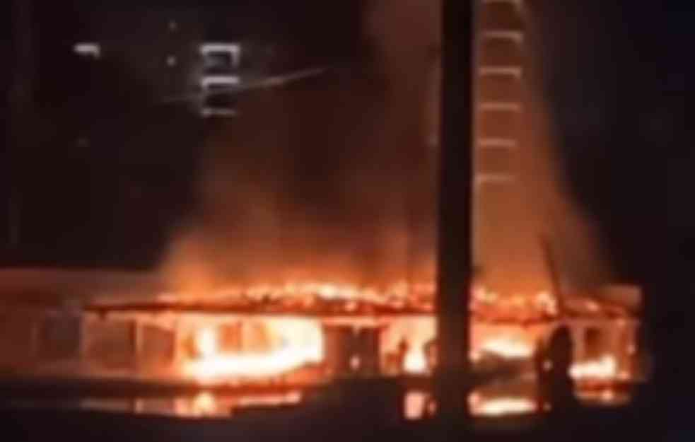 POŽAR U AKVA PARKU U JAGODINI: Čuju se jake detonacije (FOTO)