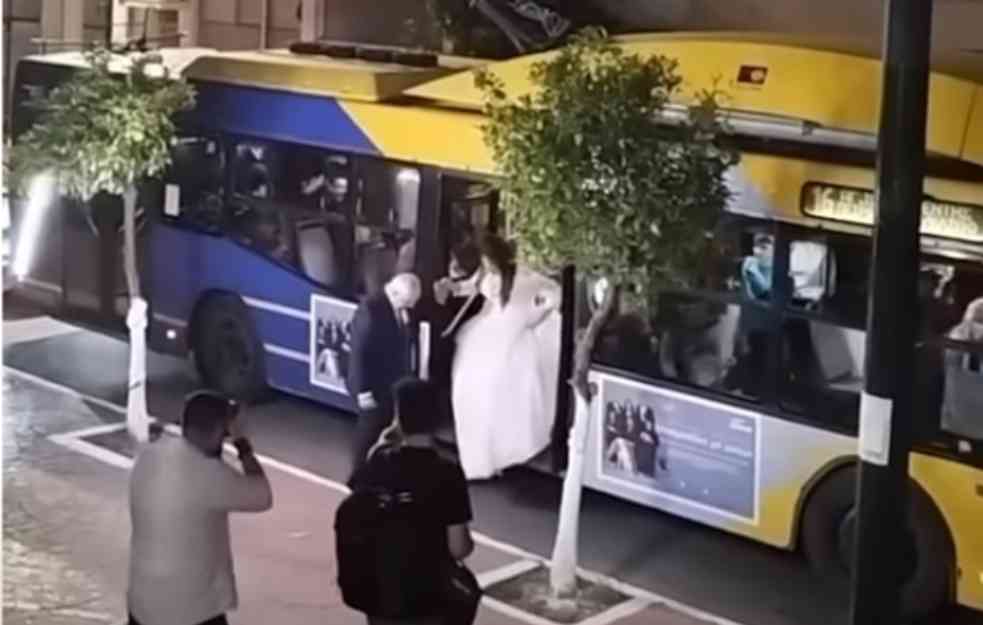ODUŠEVLJENJE u gradskom prevozu: Mlada krenula NA VENČANJE TROLOM! (VIDEO)