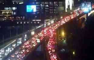 Saobraćajni haos zahvatio <span style='color:red;'><b>centar grada</b></span>, i autobuske stanice su pune!