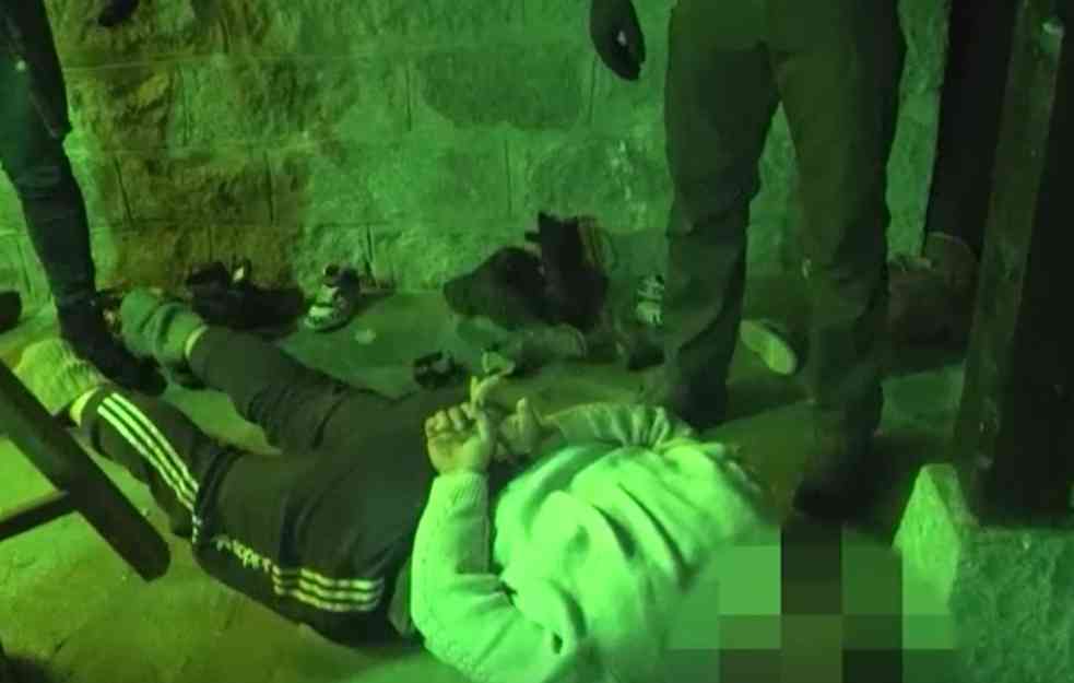 POLICIJA SA OKLOPOM UPALA U KUĆU BOMBAŠA: Pogledajte hapšenje supružnika koji su bacali BOMBE na kuće sina i ćerke Dragoslava Kosmajca (VIDEO)