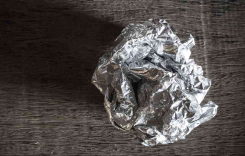 Zašto neki ljudi stavljaju aluminijumsku foliju na kvaku?
