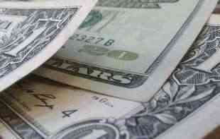 <span style='color:red;'><b>Nafta</b></span> sve jeftinija, dolar i dalje u skoku