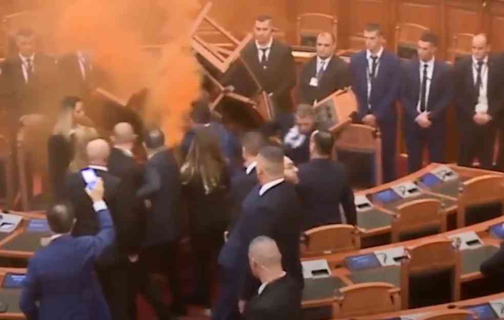 HAOS! PREKINUTA SEDNICA SKUPŠTINE U TIRANI: Ponovo sukobi poslanika opozicije i obezbeđenja (VIDEO)