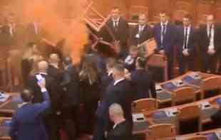 HAOS! <span style='color:red;'><b>PREKINUTA SEDNICA</b></span> SKUPŠTINE U TIRANI: Ponovo sukobi poslanika opozicije i obezbeđenja (VIDEO)