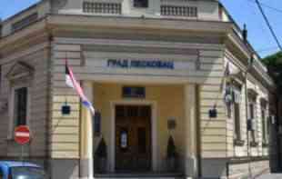 I lokalni <span style='color:red;'><b>funkcioneri</b></span> odali poštu stradalima: Na 15 minuta u Leskovcu stali i vlast i opozicija