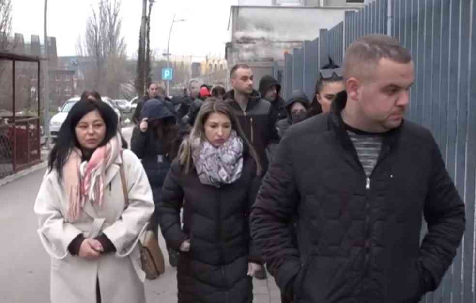 ODMAH USLEDILA ODMAZDA: Policija u Zvečanu maltretirala i legitimisala građane koji su hteli da predaju zahtev za smenu gradonačelnika sa severa (VIDEO)