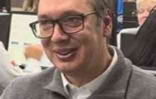 VUČIĆ POSETIO TAJNU LOKACIJU: Predsednik Srbije NE MARI ZA AFERU! Obišao kol centar SNS i zadovoljno se smeškao (FOTO)