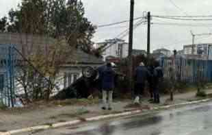 <span style='color:red;'><b>Novi Pazar</b></span>: Auto u kanalu na krovu, pored njega guma