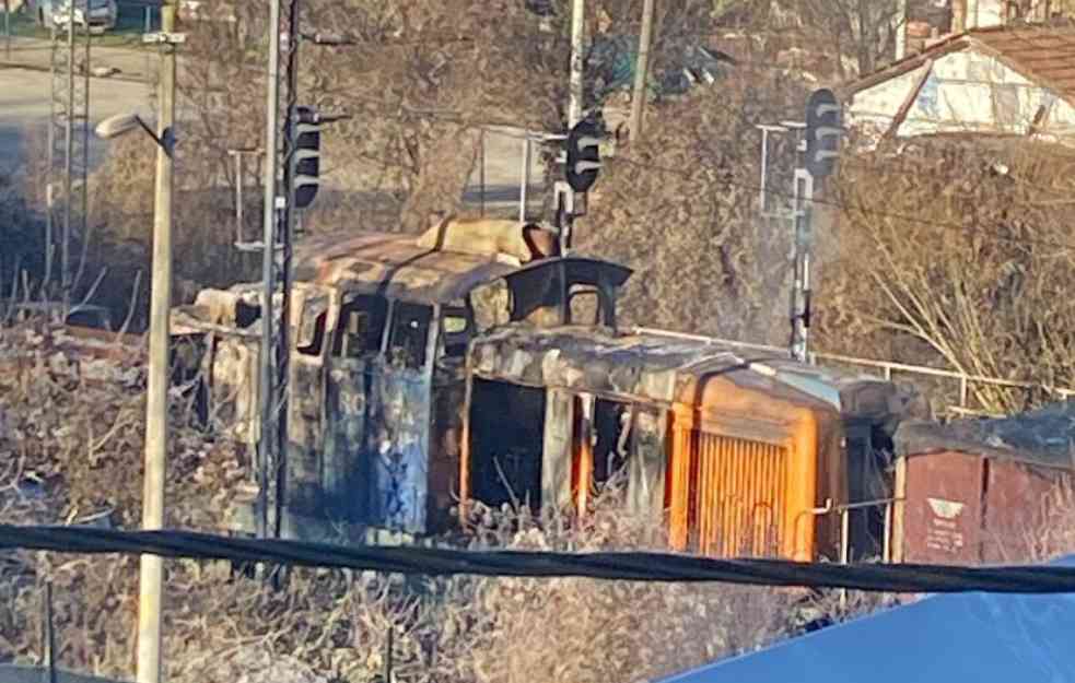 POŽAR NA LOKOMOTIVI, PREKINUT SAOBRAĆAJ, vatrogasci na terenu