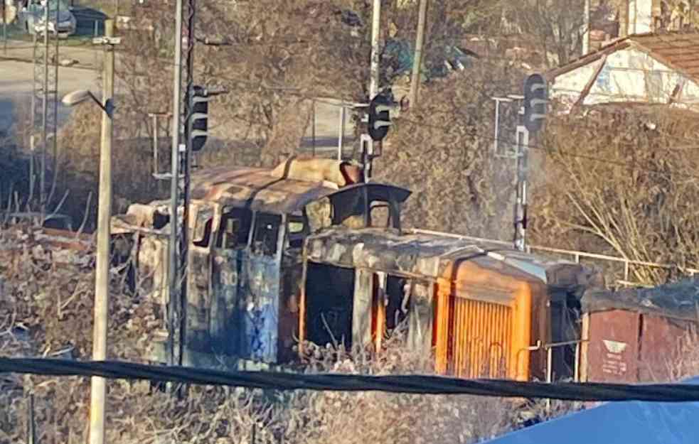 EKSKLUZIVNO! PRVE SLIKE ZAPALJENE LOKOMOTIVE: Pruga Ripanj-Barajevo zaustavljena za saobraćaj (FOTO)