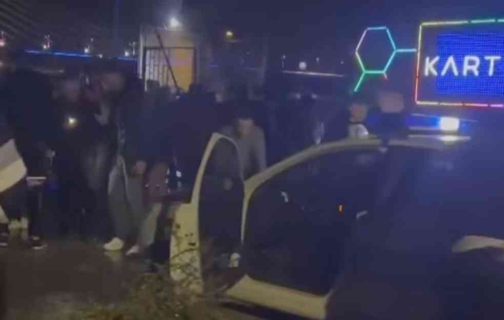 Policija i vatrogasci uspeli da evakuišu sve ljude sa splava koji je potonuo