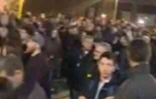 ZAVRŠEN <span style='color:red;'><b>PROTEST OPOZICIJE</b></span>: Građani šetali do policijske stanice u 29. novembra, traže informacije o uhapšenima