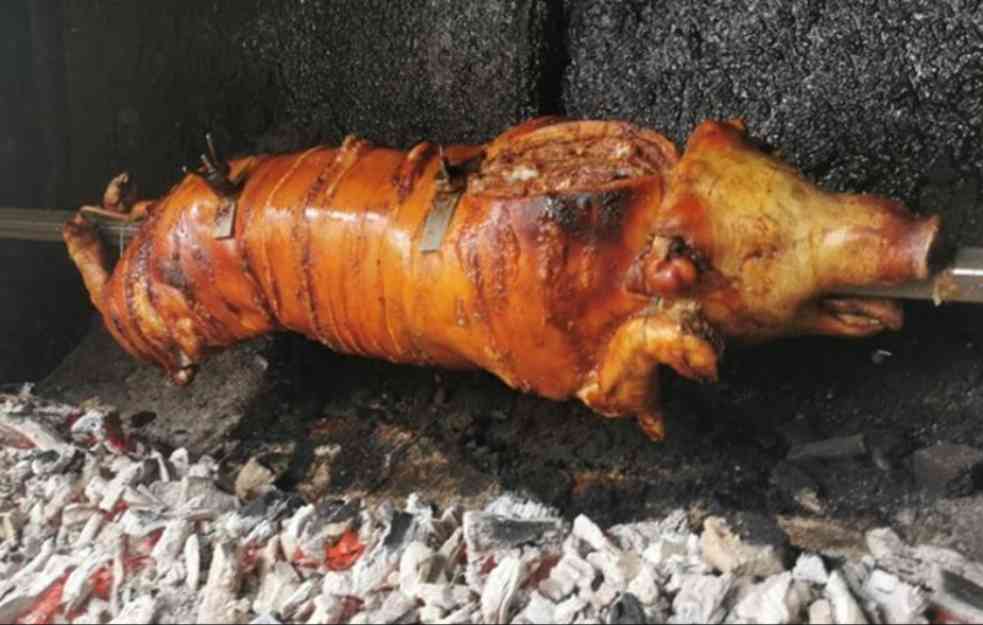 CENA PRASETINE PRED PRAZNIKE SKOČILA U NEBESA: Kilogram u popularnoj pečenjari u Borči skoro 5.000 DINARA