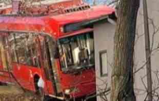 HAOS NA ZVEZDARI: <span style='color:red;'><b>Trolejbus</b></span> se zakucao u pekaru na okretnici! (FOTO)