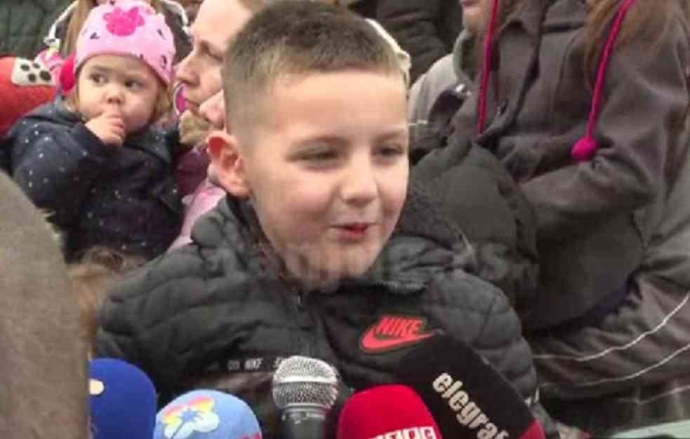 Ivan(6) je PRONAŠAO ZLATNIK u česnici teškoj preko 200 kg ispred Hrama Svetog Save