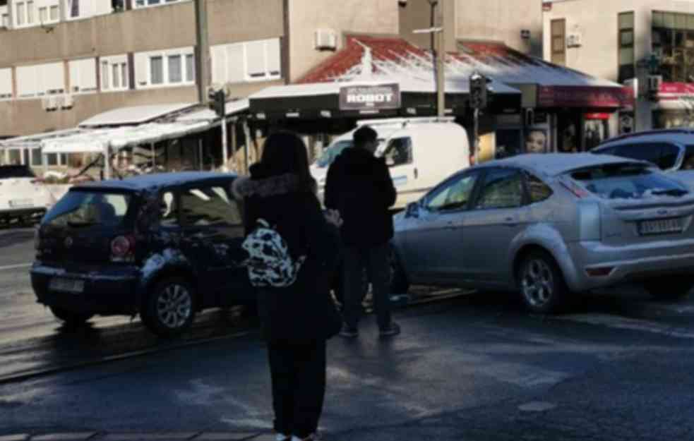 UDES NA BANOVOM BRDU: Dva automobila se sudarila na šinama, otežan saobraćaj (FOTO)