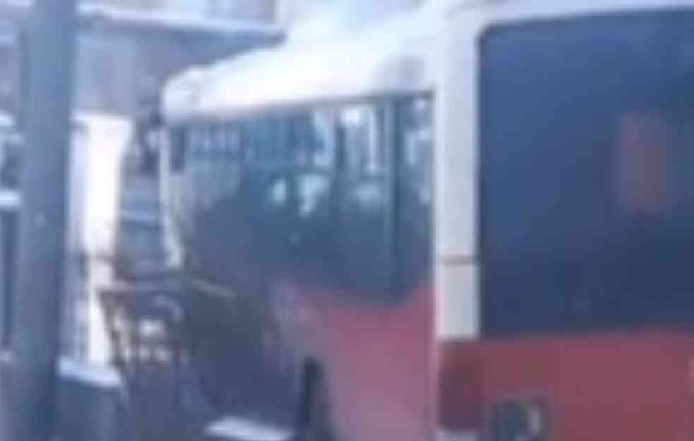 HAOS: Autobus sleteo s puta i uleteo u dvorište kuće (VIDEO)