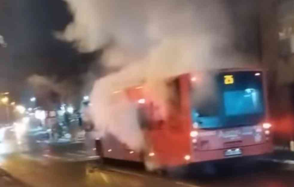 ZAPALIO SE AUTOBUS NA LINIJI 25 NA VOŽDOVCU : Putnici uspeli da izađu na vreme (VIDEO)