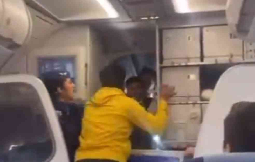 INCIDENT U AVIONU! Putnik OŠAMARIO pilota (VIDEO)