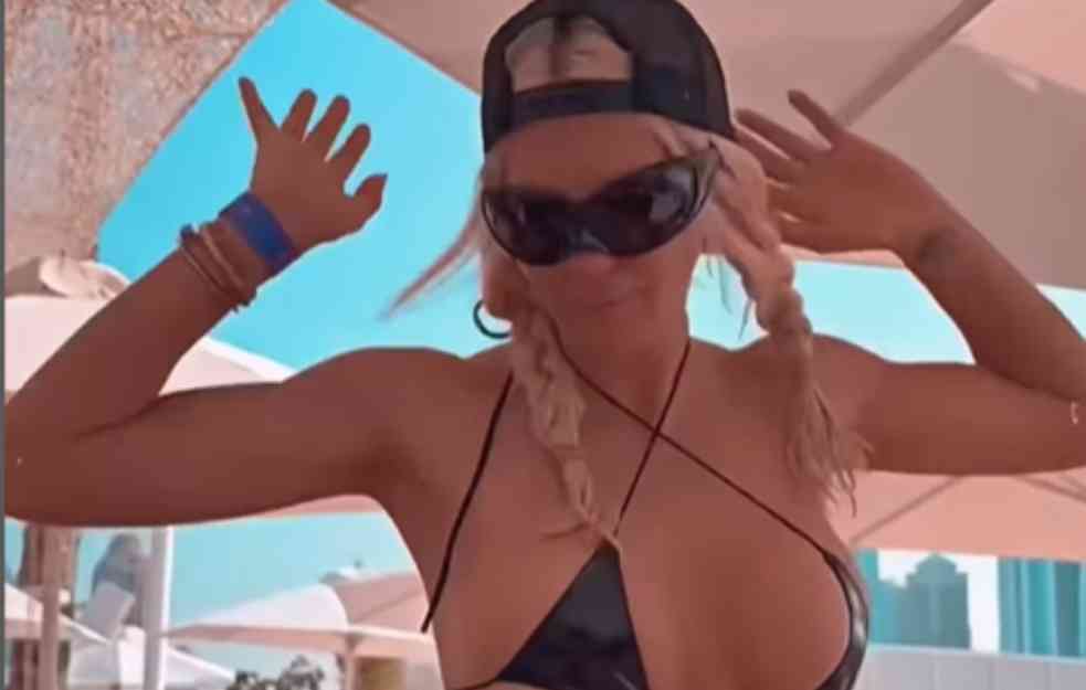 KARLY BLAMIRA  ATINU I NIKU! Karleuša u minijaturnom bikiniju đuska u kafiću u Dubaiju