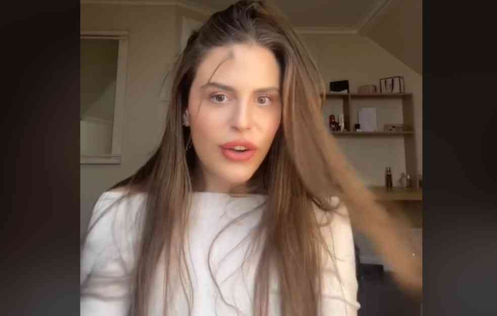 LJUDI KRITIKUJU njen fizički izgled, a samo zbog KOSE KOJA JOJ RASTE NA ČELU (VIDEO)