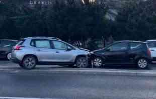 SPEKTAKL U ULICI KNEZA MILOŠA: Više automobila učestvovalo u proklizavanju (VIDEO)