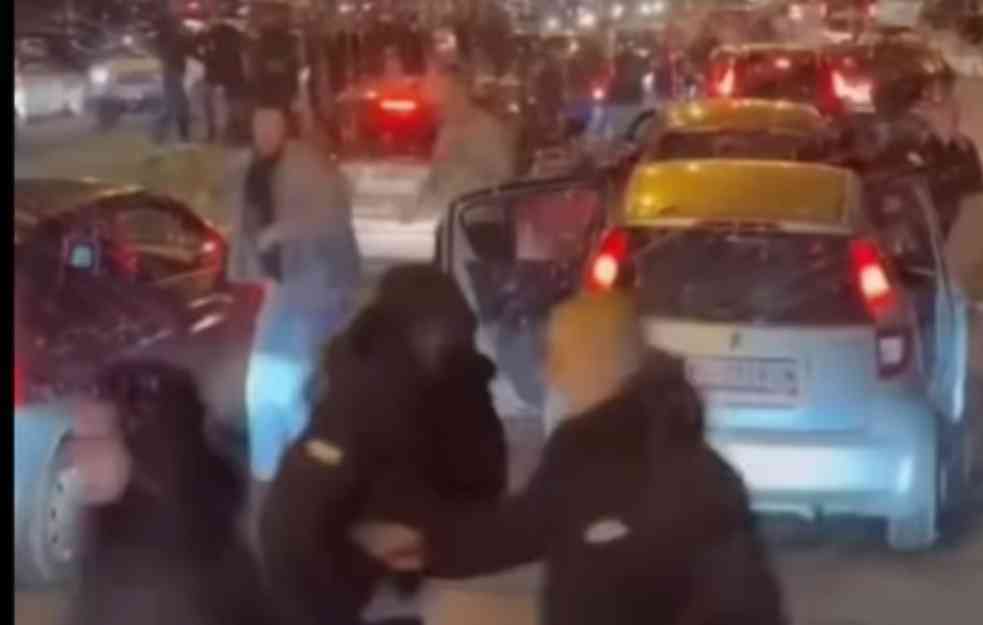  Više javno tužilaštvo pokrenulo istragu u slučaju jezivog nasilja kod Arene: PREGLEDAJU SE SNIMCI SA KAMERA I IDENTIFIKUJU UČESNICI (VIDEO)