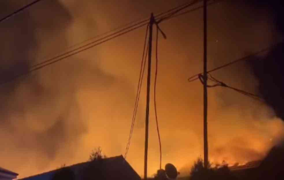 Izbio požar na Ledinama: Gori kineski magacin, vatrogasci se bore sa plamenom! (FOTO/VIDEO)