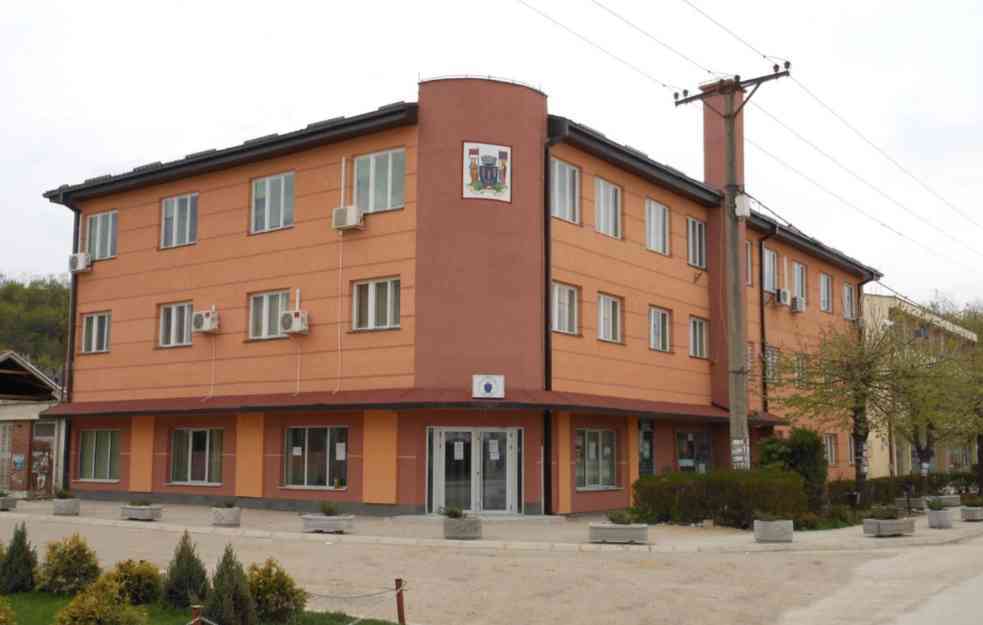 POSLE STRANAČKE ŽURKE ODBORNIK SNS PIJAN IZAZVAO SAOBRAĆAJKU, zadržan na trežnjenju! Nagrađen radnim mestom u opštini? 