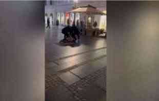 DRAMA U KNEZ MIHAILOVOJ: Policajci PRIVODE muškarca dok se on OPIRE HAPŠENJU (VIDEO)