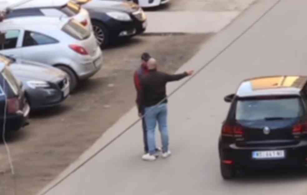 HIT SNIMAK KRUŽI INTERNETOM! Baka se umešala u svađu dva muškarca: 