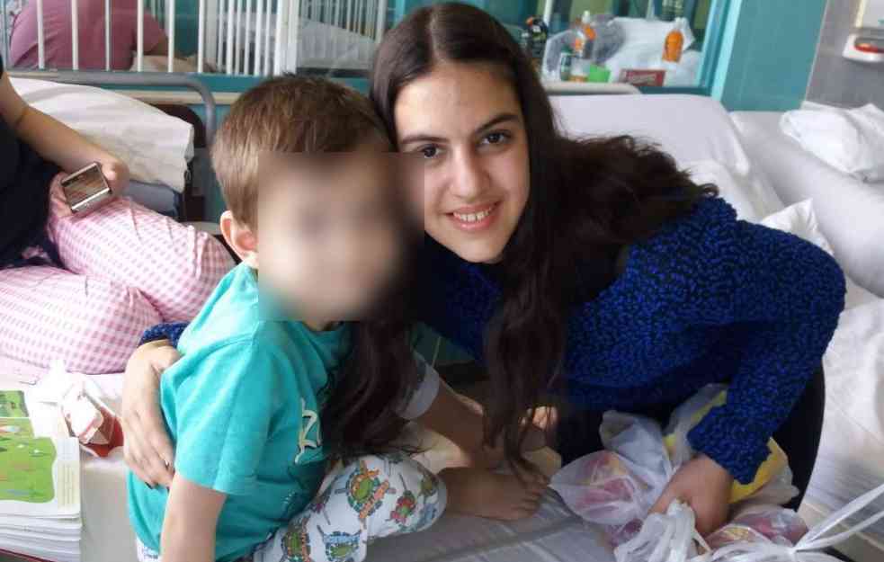 ANASTASIJA VUJIĆ (18) OSNOVALA JE SVOJU HUMANITARNU AKCIJU: Svakog meseca obilazi bolnice i unosi radost u život bolesnih mališana