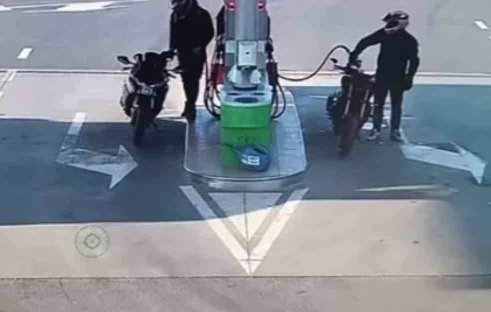 POGLEDAJTE KAKO LJUDI NA MOTORIMA KRADU GORIVO PO BEOGRADU: Natoče do vrha, pa zbrišu! (VIDEO)