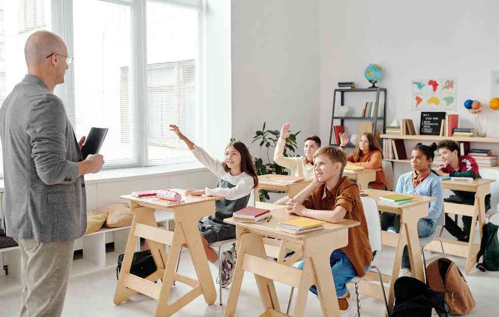 Profesor osmislio genijalni trik kako da uhvati studente varalice na ispitu!
