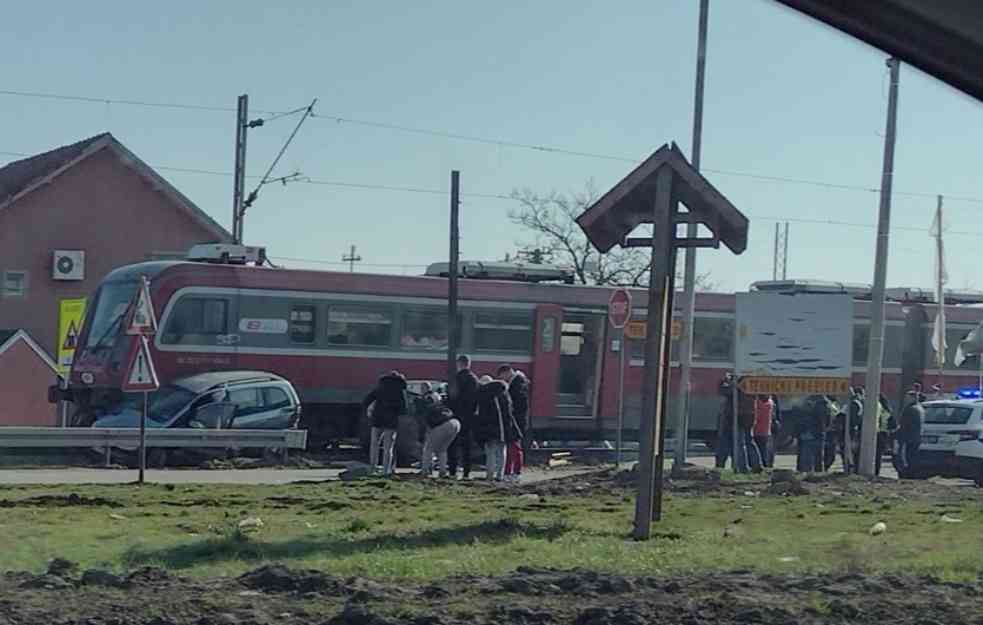 UDES KOD SMEDEREVA: Sudar voza i dva automobila na pružnom prelazu (FOTO)
