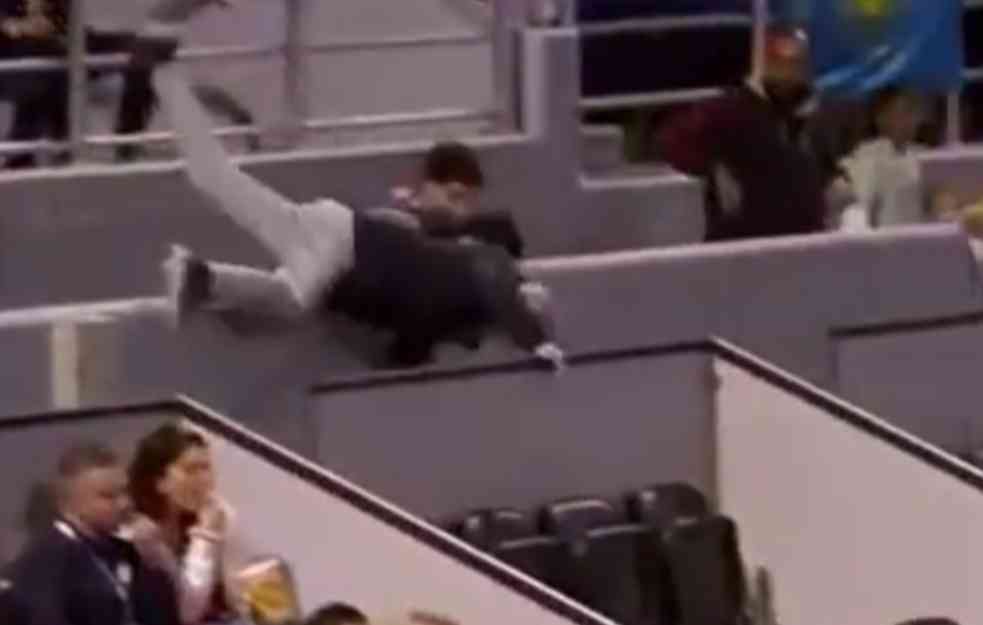 MUŠKARAC ZAMALO DA POGINE NA TENISKOM MEČU: Jurio lopticu, pa pao preko zida (VIDEO)