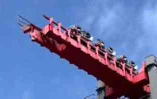 Da li bi ste probali ovakav <span style='color:red;'><b>rolerkoster</b></span>? Zastrašujući i mnoge dovodi do panike (VIDEO)