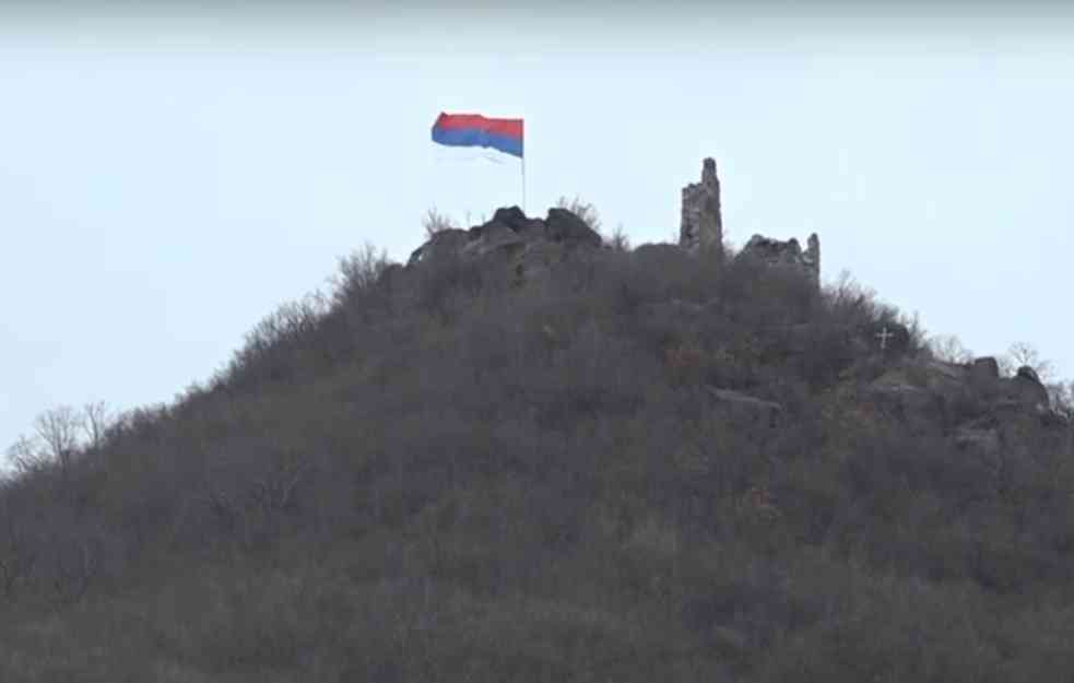 Srpska trobojka ponovo se ponosno vijori na Zvečanu (VIDEO)