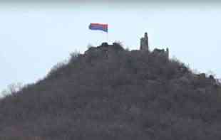 Srpska trobojka ponovo se ponosno vijori na <span style='color:red;'><b>Zvečan</b></span>u (VIDEO)