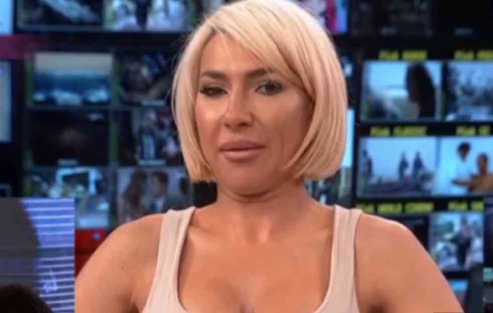 Jovana Jeremić se skoro skroz skinula u jutarnjem programu